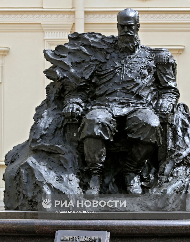 Президент РФ В. Путин принял участие в открытии памятника императору Александру III