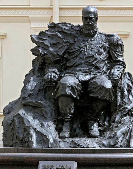 Президент РФ В. Путин принял участие в открытии памятника императору Александру III