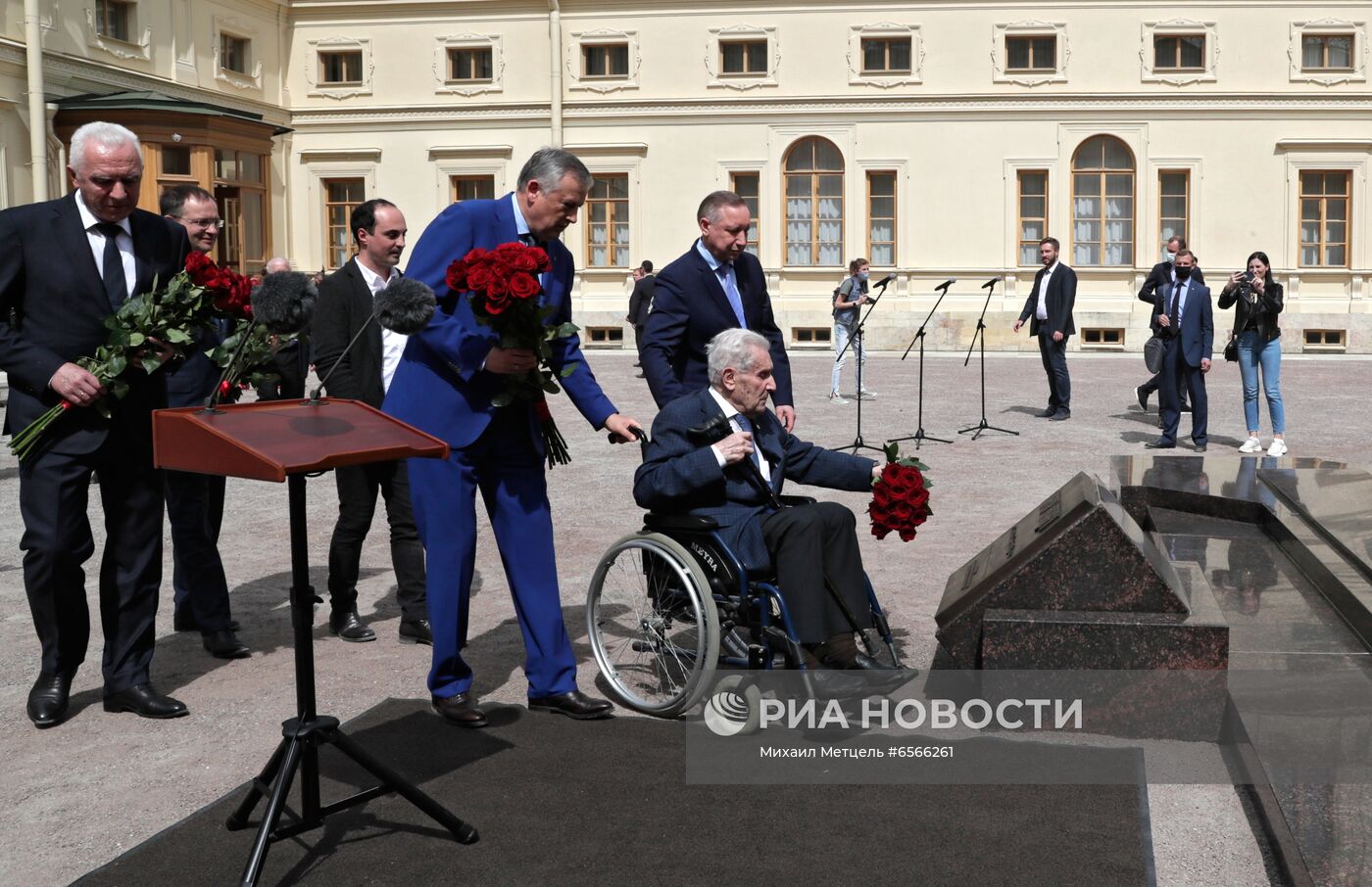 Президент РФ В. Путин принял участие в открытии памятника императору Александру III