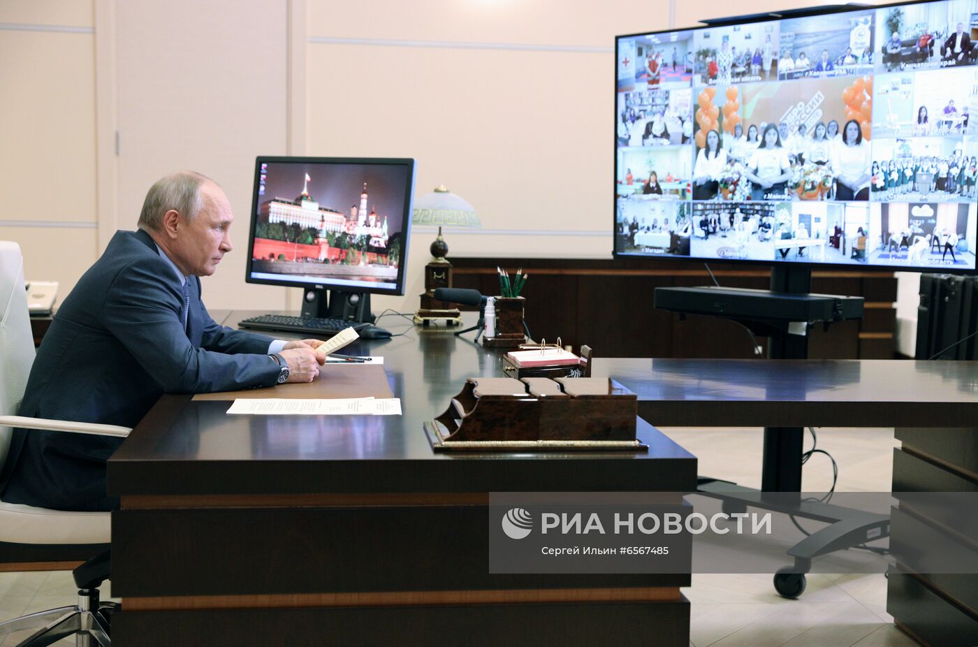 Президент РФ В. Путин встретился с представителями социальных организаций