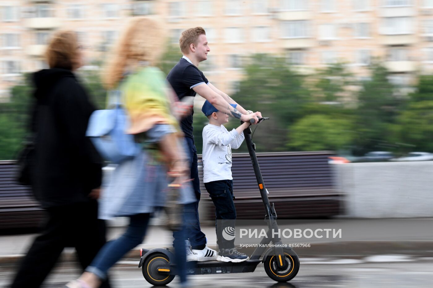 Власти Москвы подготовили меры регулирования движения на электросамокатах