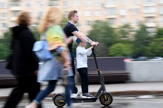 Власти Москвы подготовили меры регулирования движения на электросамокатах