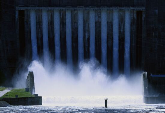 Водосброс на Саяно-Шушенской ГЭС