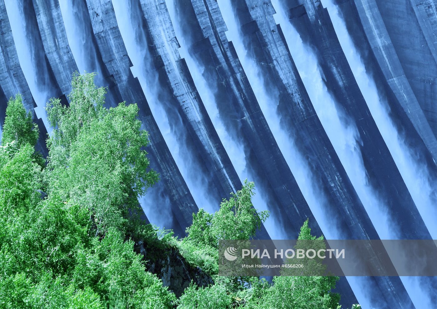 Водосброс на Саяно-Шушенской ГЭС