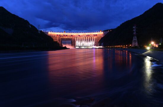 Водосброс на Саяно-Шушенской ГЭС