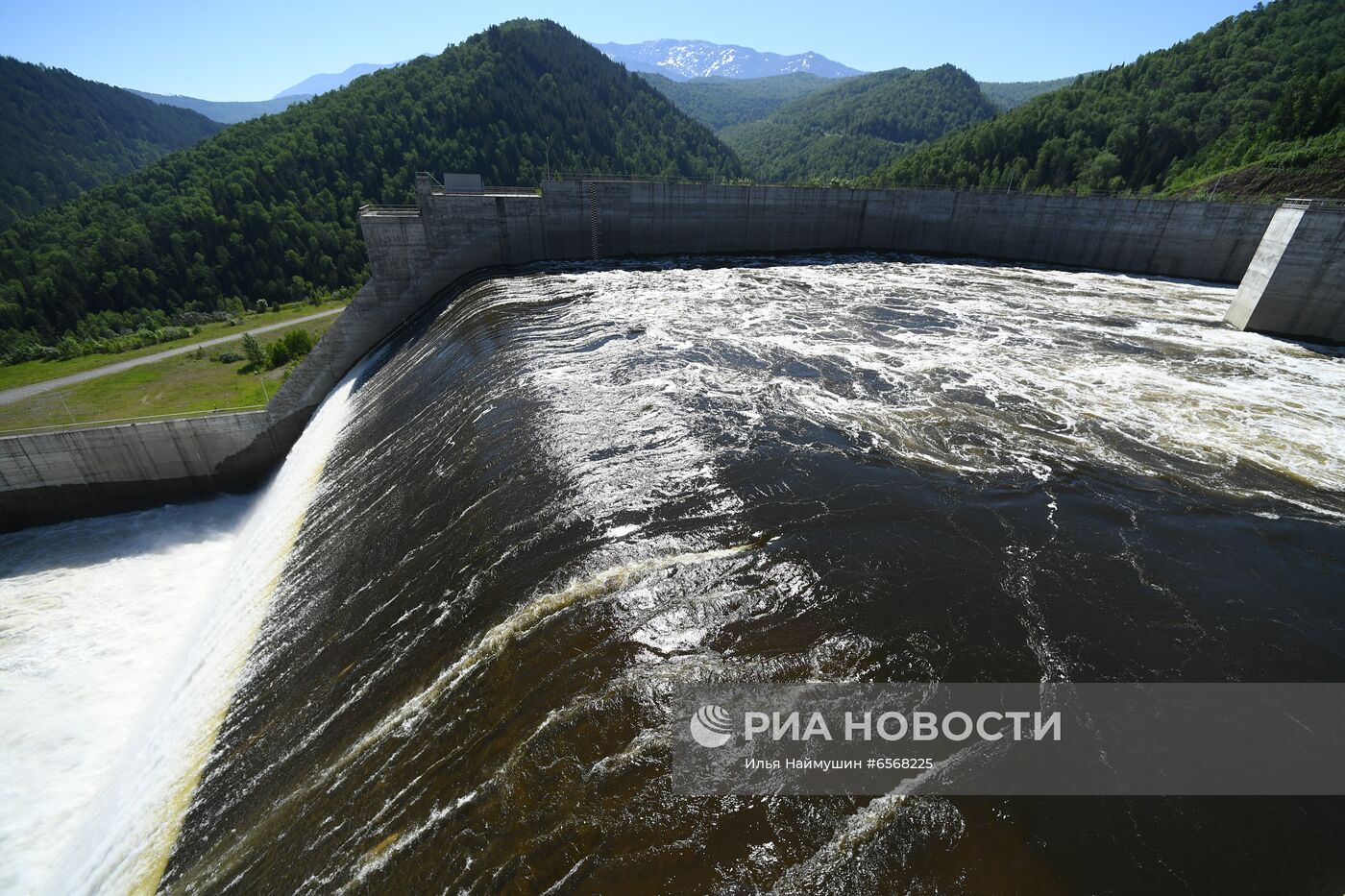 Водосброс на Саяно-Шушенской ГЭС | РИА Новости Медиабанк