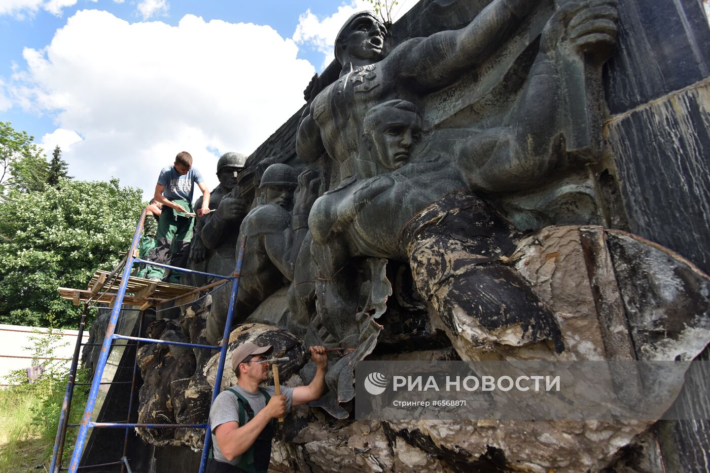 Демонтаж Монумента Славы во Львове