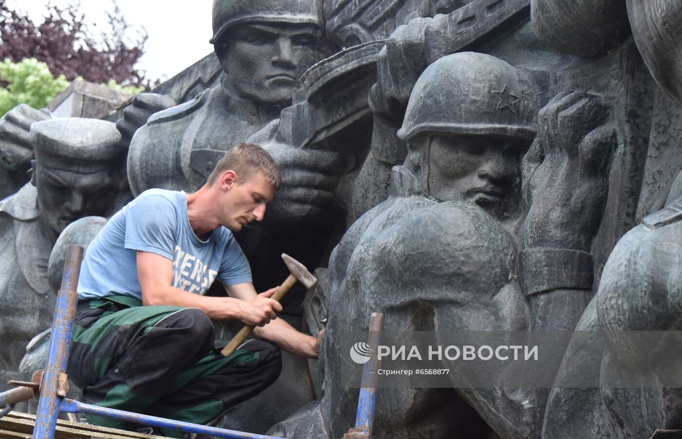 Демонтаж Монумента Славы во Львове