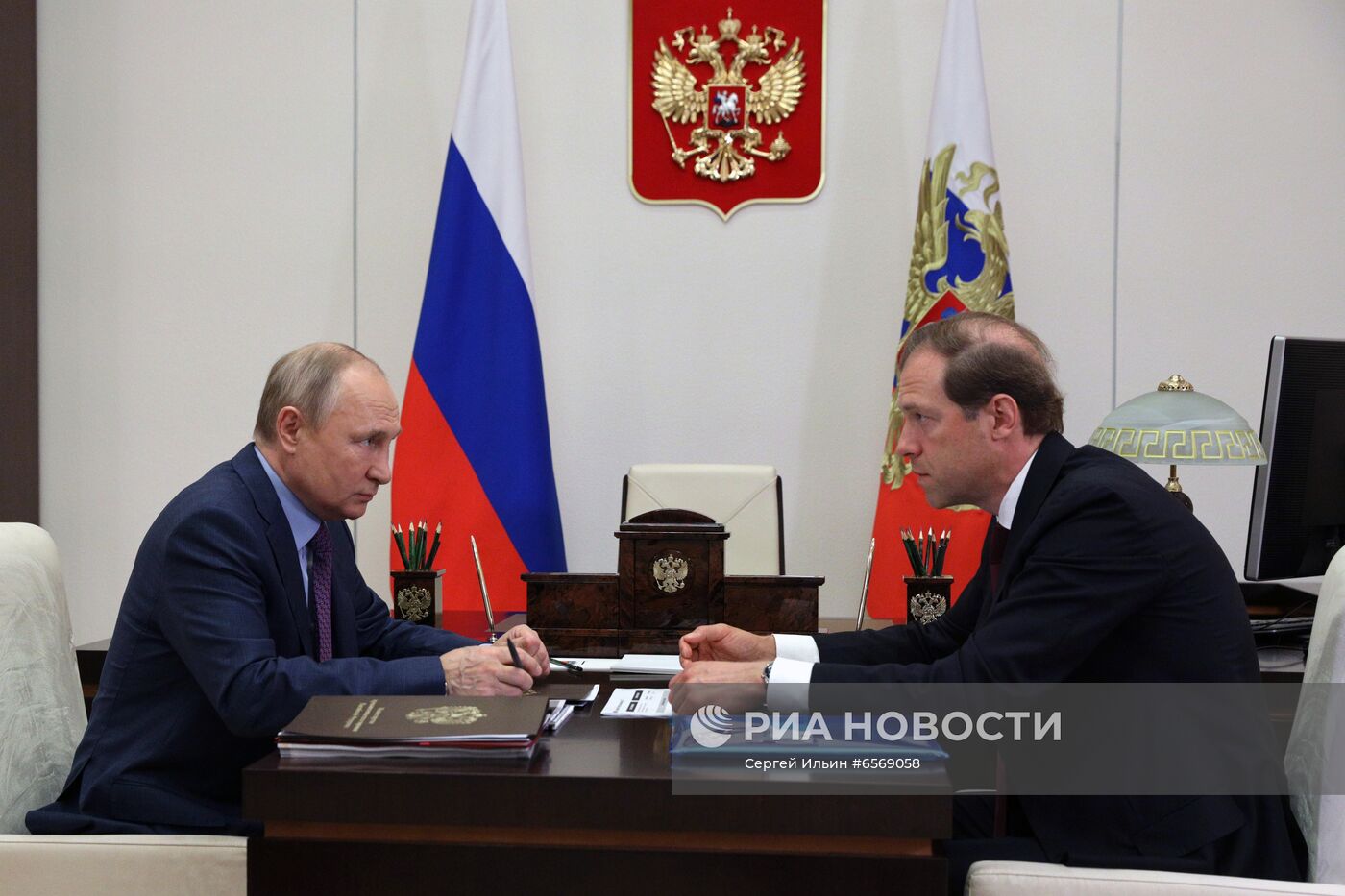Президент РФ В. Путин встретился с министром промышленности и торговли РФ Д. Мантуровым