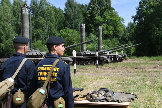 Учения по подводному вождению в высшем танковом училище в Казани