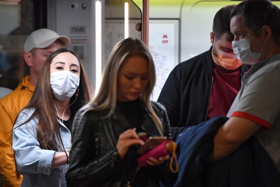 В Москве усилился контроль за ношением масок    