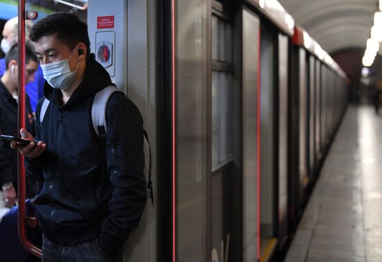 В Москве усилился контроль за ношением масок    