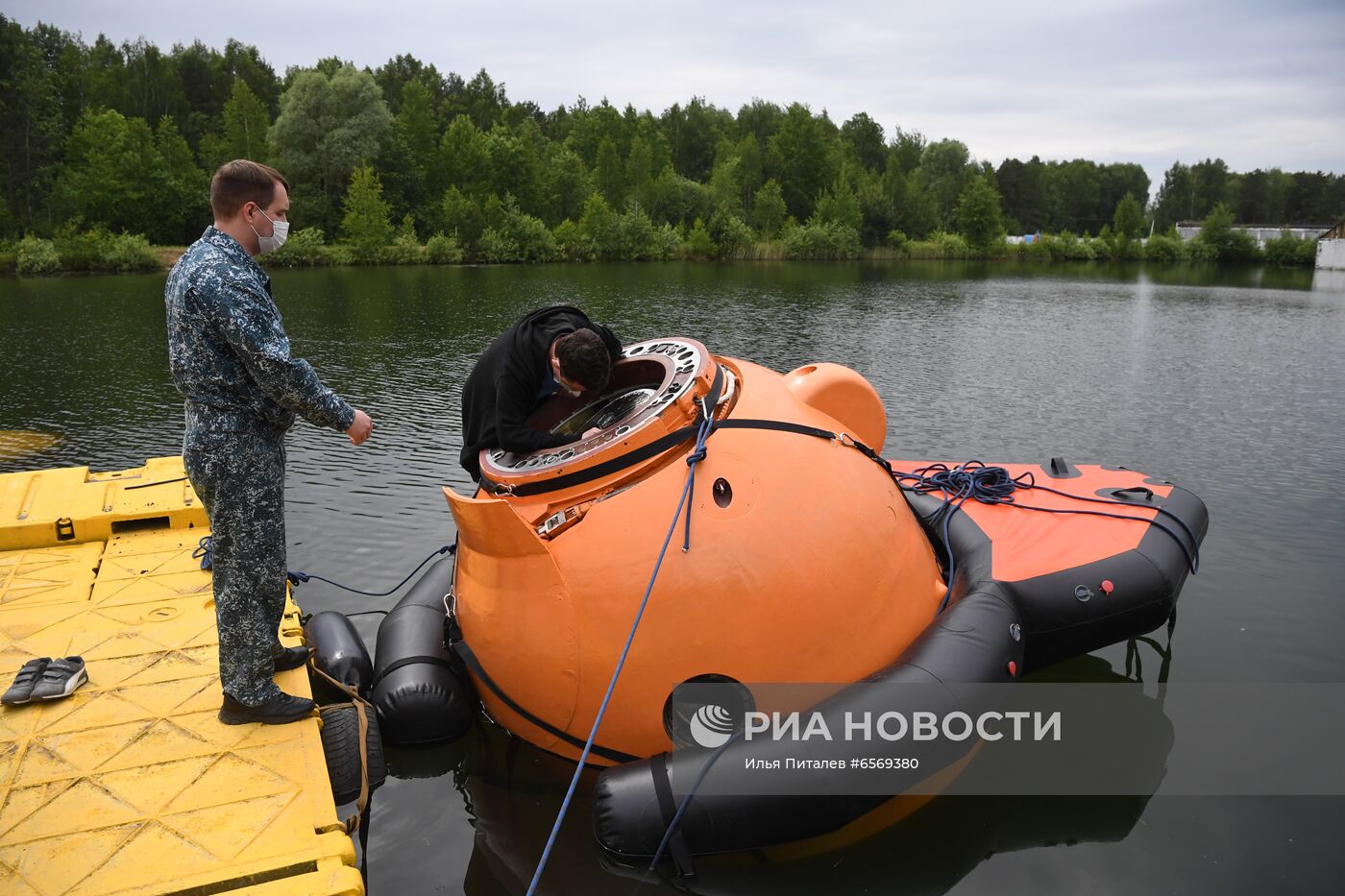 Тренировка экипажа МКС-69 по действиям после посадки спускаемого аппарата на водную поверхность