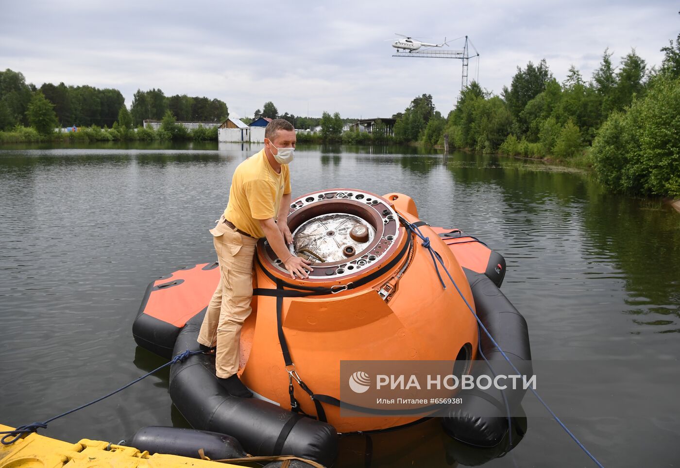 Тренировка экипажа МКС-69 по действиям после посадки спускаемого аппарата на водную поверхность