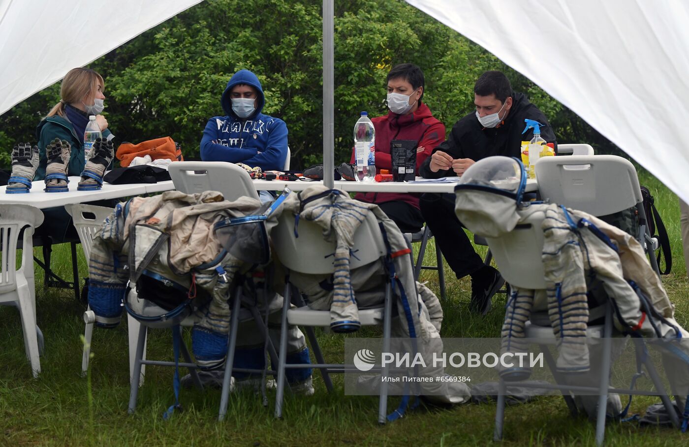 Тренировка экипажа МКС-69 по действиям после посадки спускаемого аппарата на водную поверхность