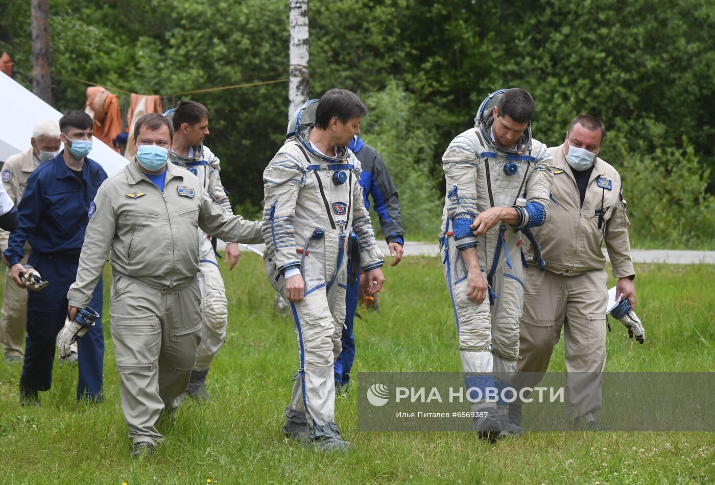 Тренировка экипажа МКС-69 по действиям после посадки спускаемого аппарата на водную поверхность