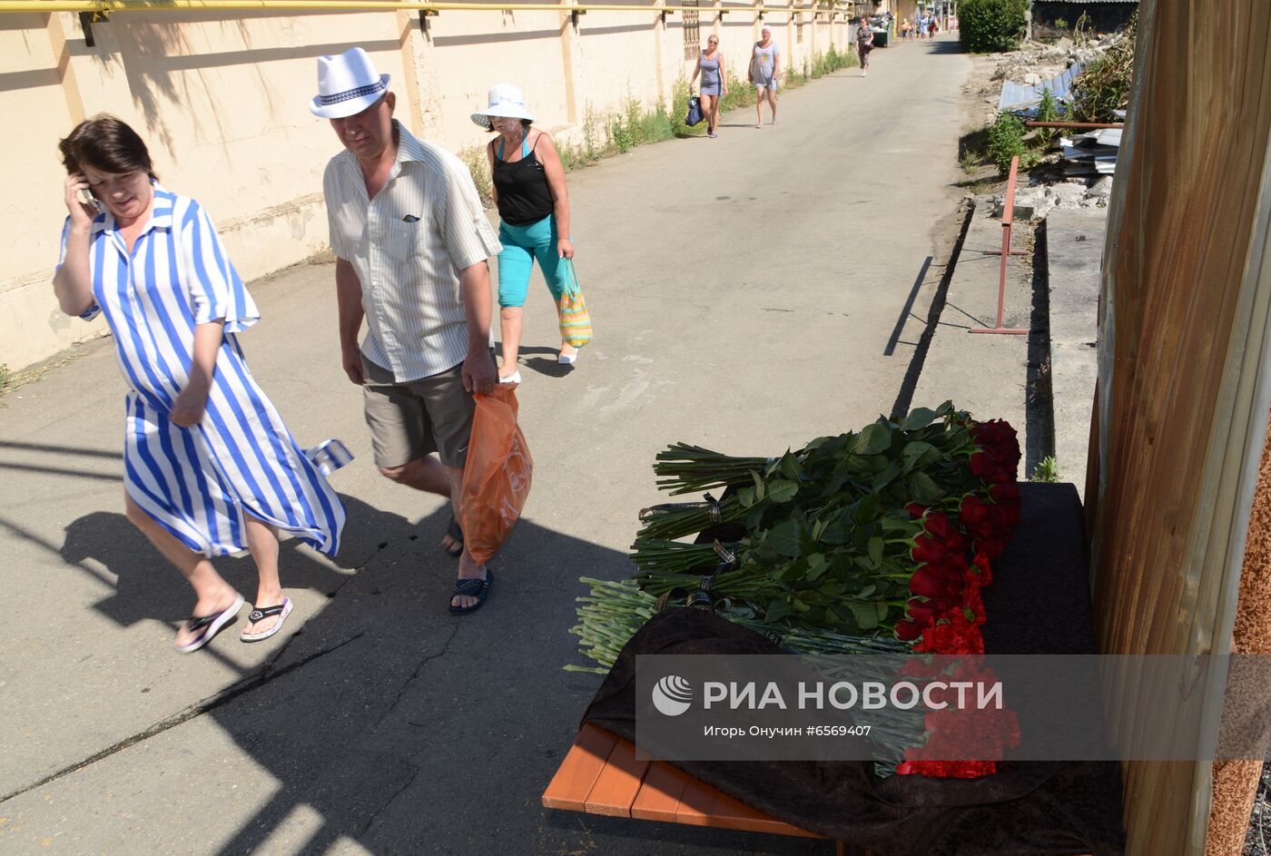 Цветы в память о погибших приставах в Адлере