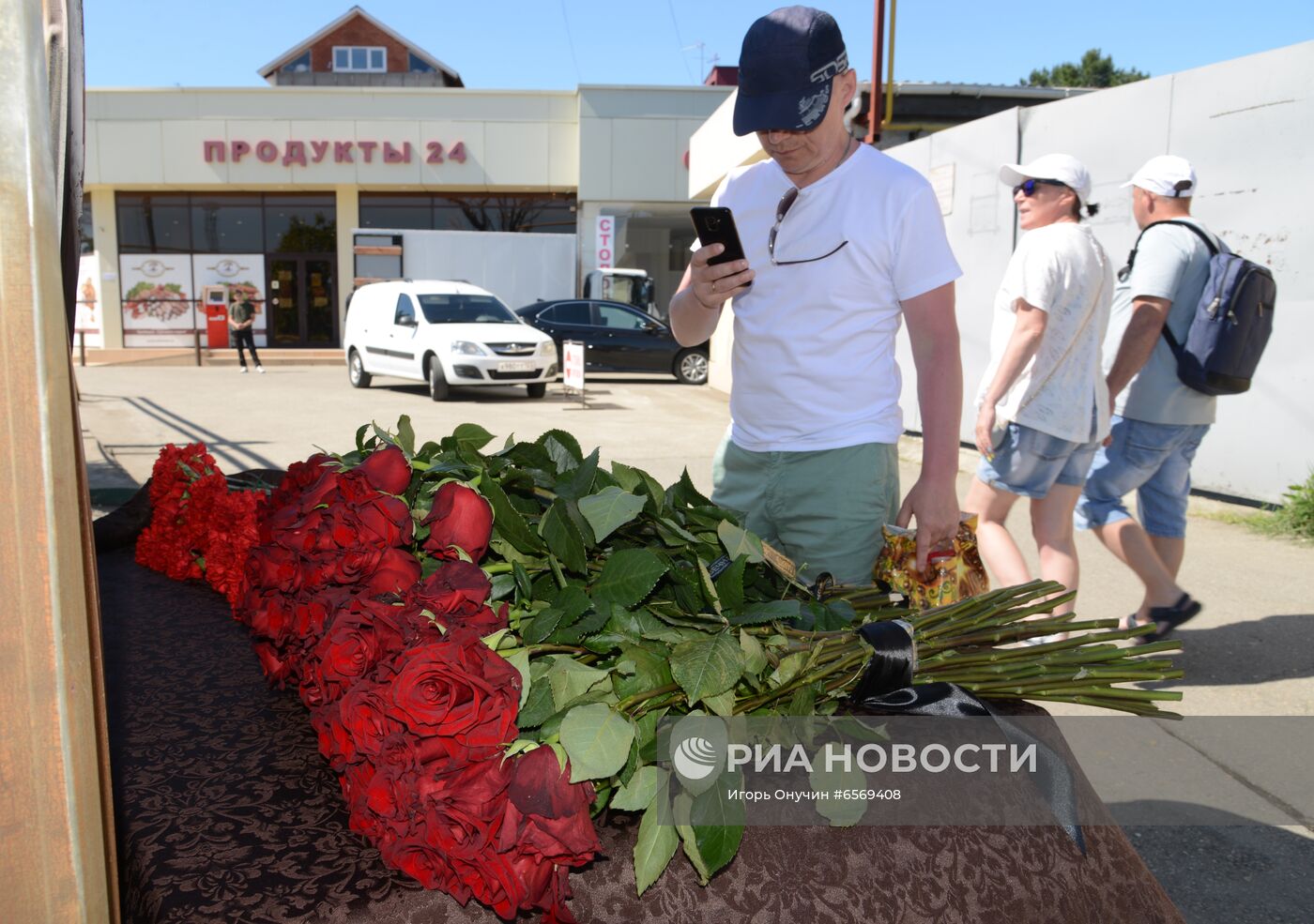 Цветы в память о погибших приставах в Адлере