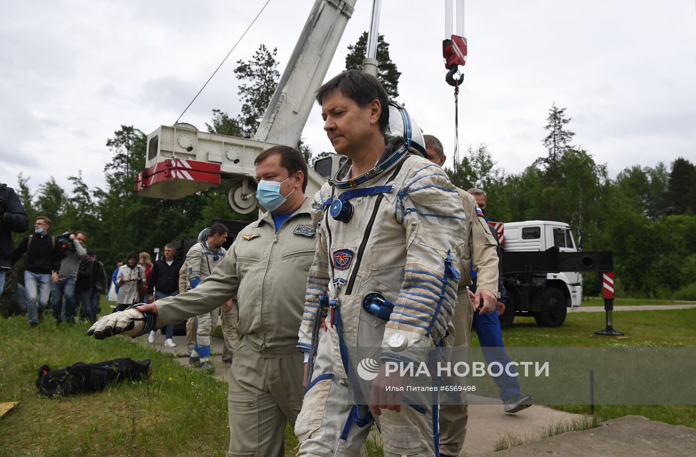 Тренировка экипажа МКС-69 по действиям после посадки спускаемого аппарата на водную поверхность