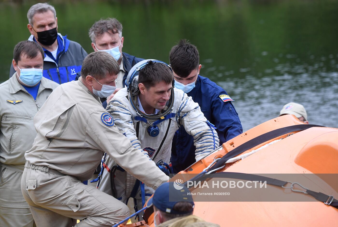 Тренировка экипажа МКС-69 по действиям после посадки спускаемого аппарата на водную поверхность