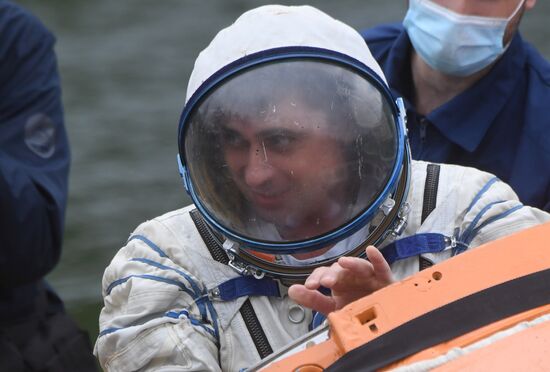 Тренировка экипажа МКС-69 по действиям после посадки спускаемого аппарата на водную поверхность