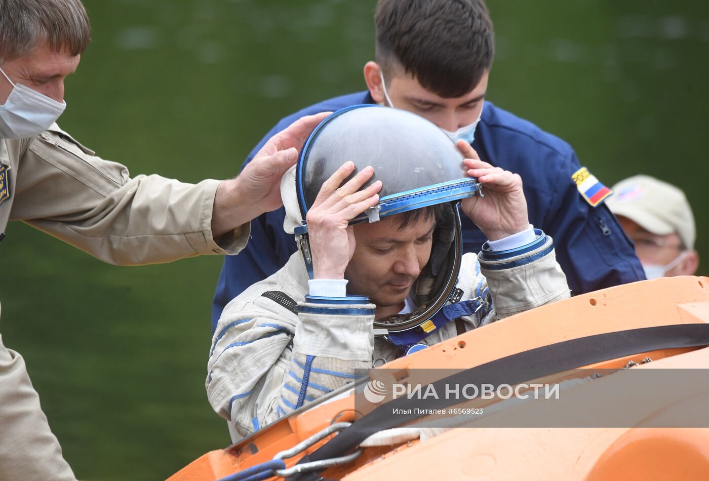 Тренировка экипажа МКС-69 по действиям после посадки спускаемого аппарата на водную поверхность