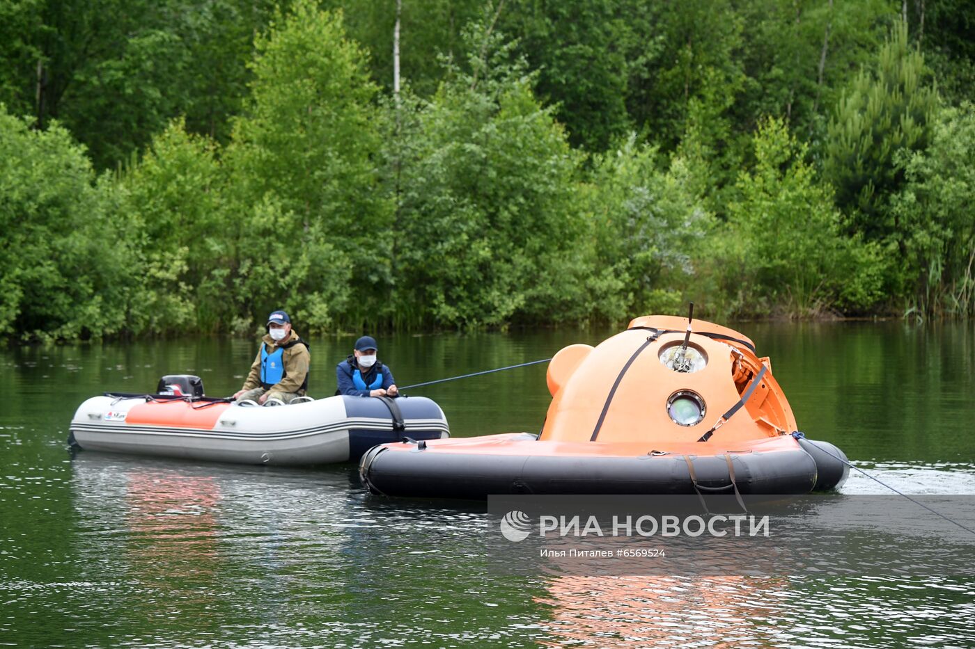 Тренировка экипажа МКС-69 по действиям после посадки спускаемого аппарата на водную поверхность