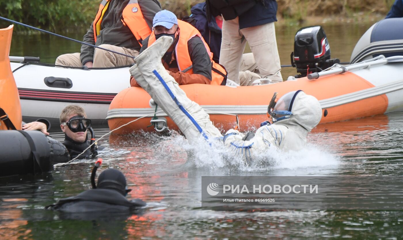 Тренировка экипажа МКС-69 по действиям после посадки спускаемого аппарата на водную поверхность