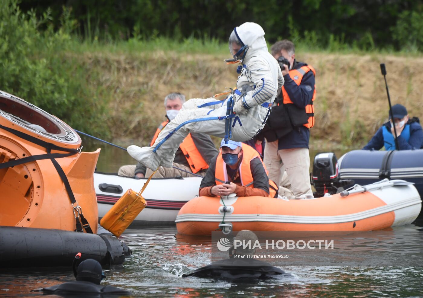 Тренировка экипажа МКС-69 по действиям после посадки спускаемого аппарата на водную поверхность