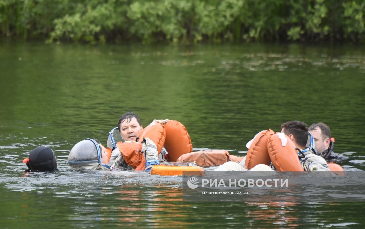 Тренировка экипажа МКС-69 по действиям после посадки спускаемого аппарата на водную поверхность