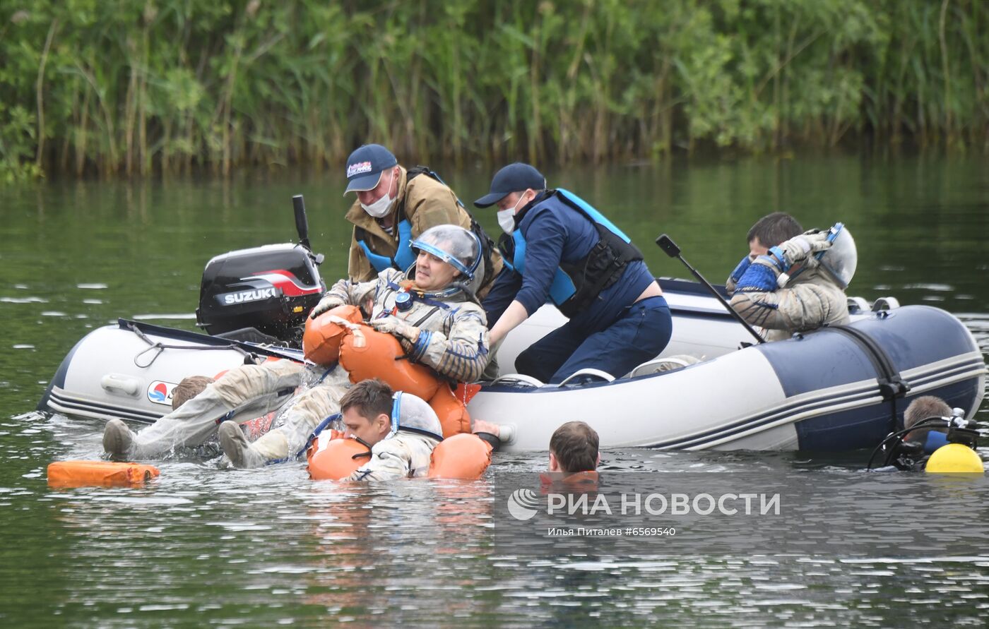 Тренировка экипажа МКС-69 по действиям после посадки спускаемого аппарата на водную поверхность