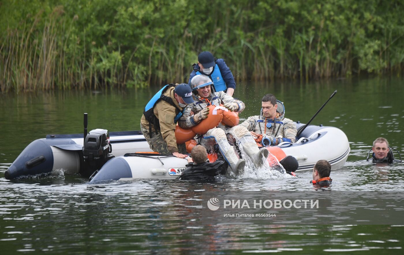 Тренировка экипажа МКС-69 по действиям после посадки спускаемого аппарата на водную поверхность