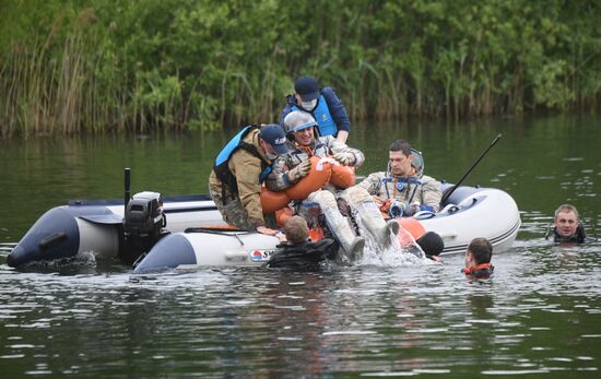 Тренировка экипажа МКС-69 по действиям после посадки спускаемого аппарата на водную поверхность