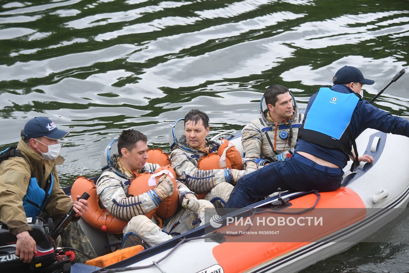 Тренировка экипажа МКС-69 по действиям после посадки спускаемого аппарата на водную поверхность