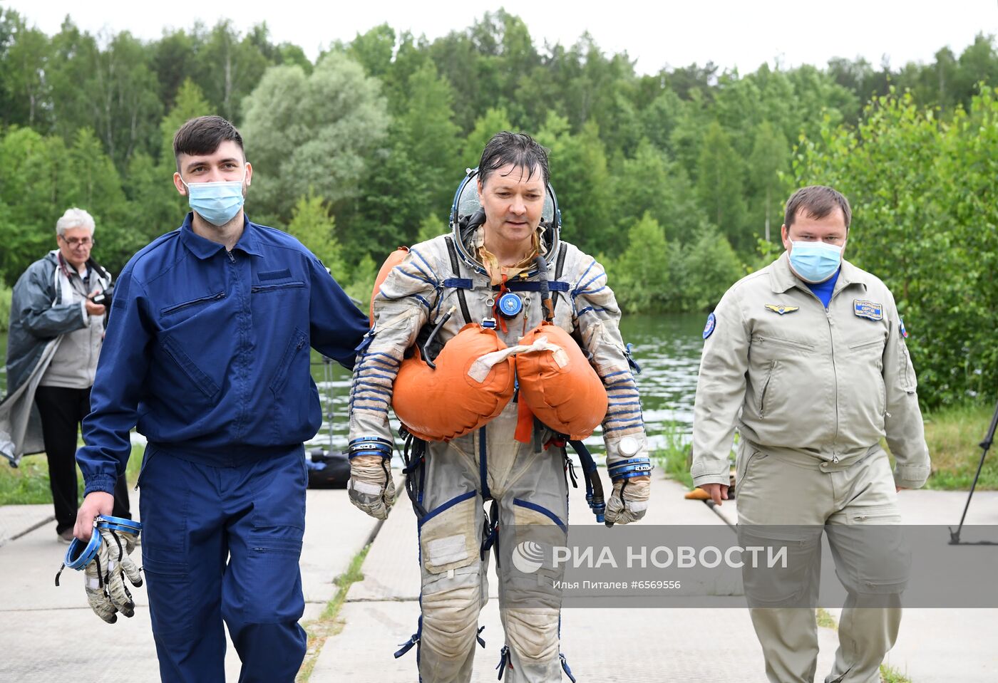 Тренировка экипажа МКС-69 по действиям после посадки спускаемого аппарата на водную поверхность