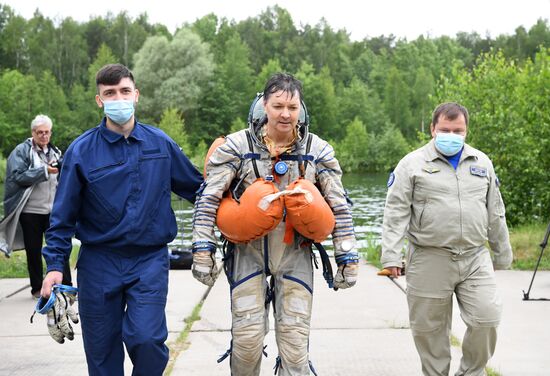 Тренировка экипажа МКС-69 по действиям после посадки спускаемого аппарата на водную поверхность