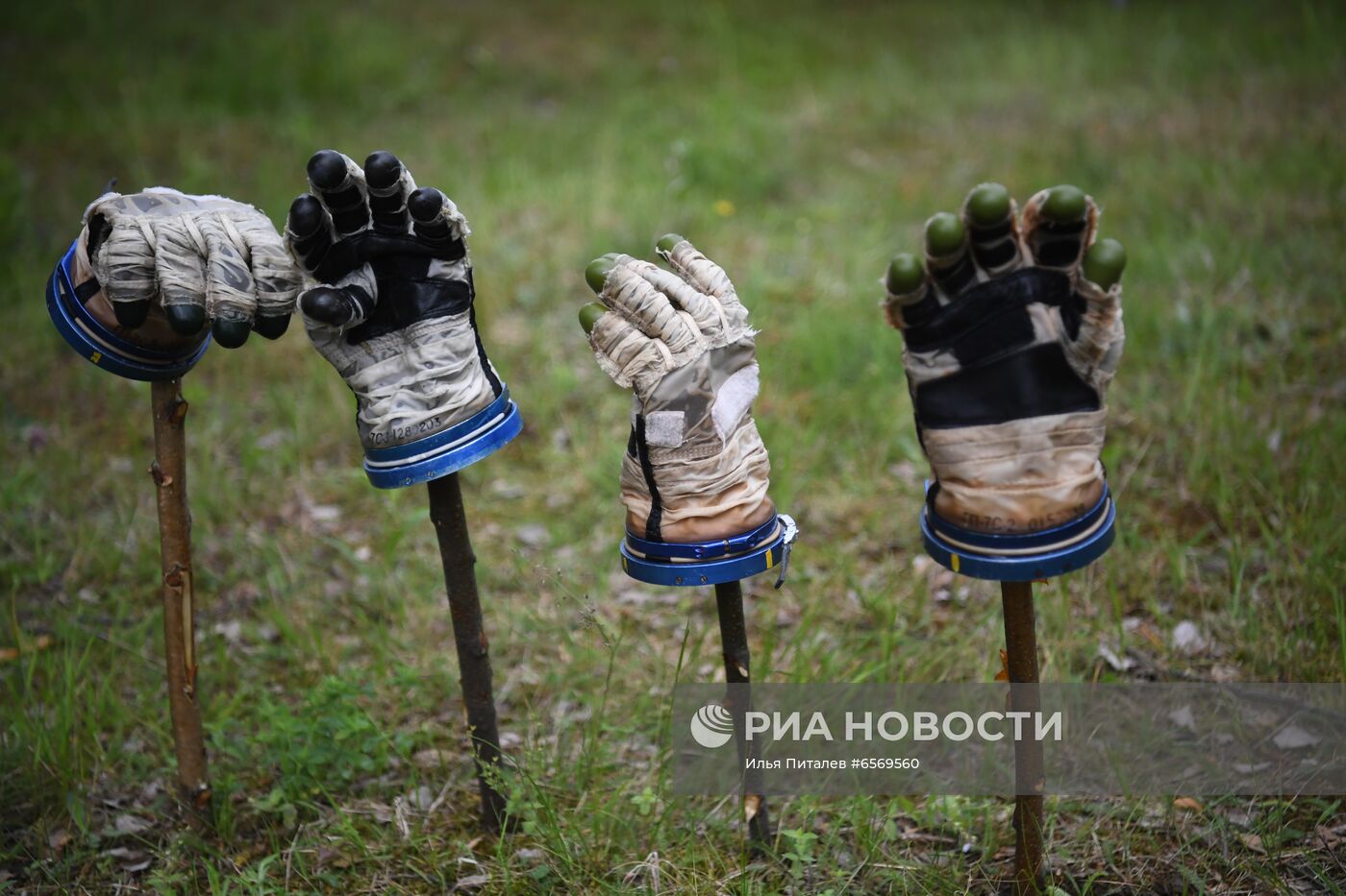 Тренировка экипажа МКС-69 по действиям после посадки спускаемого аппарата на водную поверхность