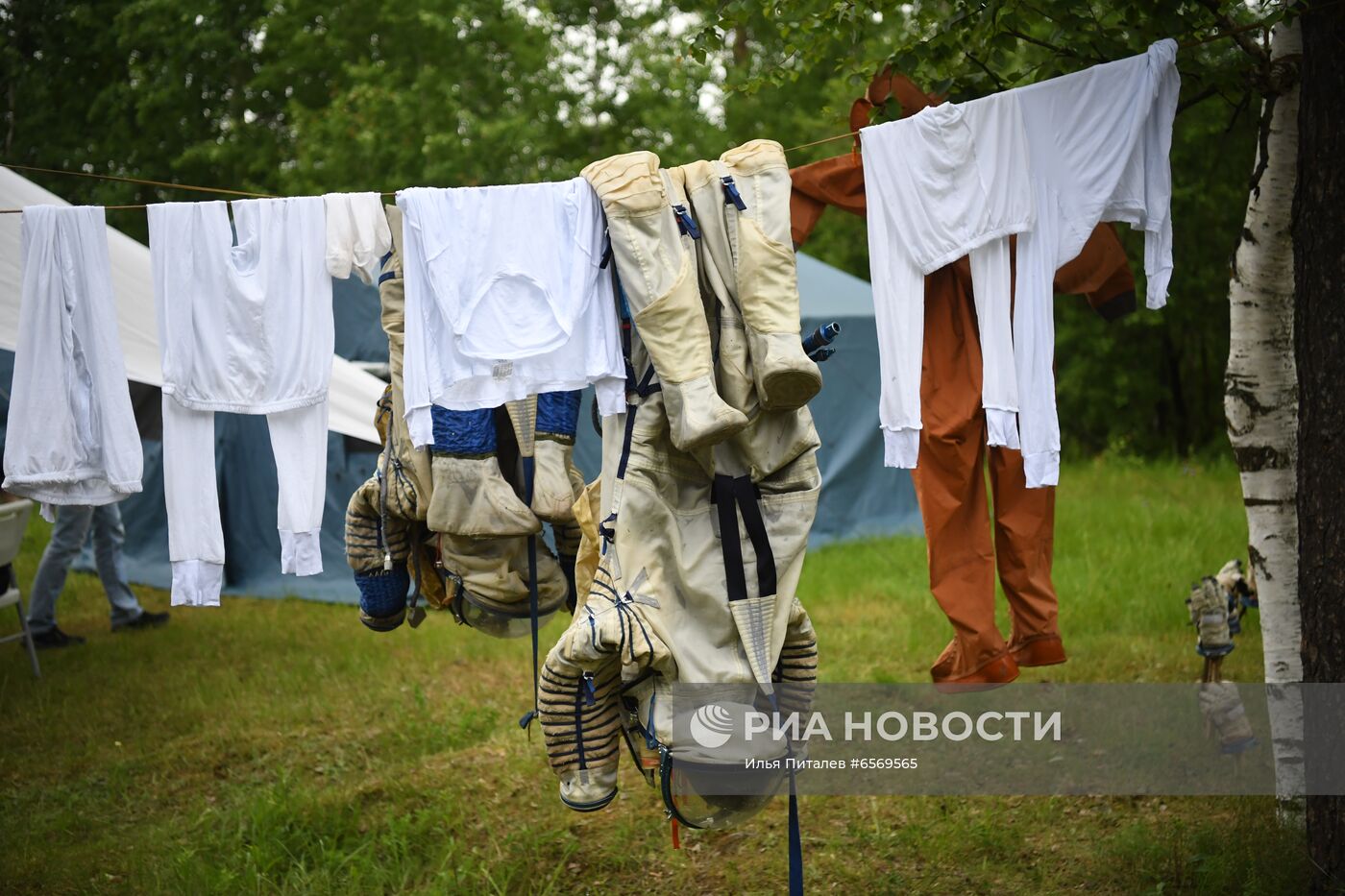 Тренировка экипажа МКС-69 по действиям после посадки спускаемого аппарата на водную поверхность