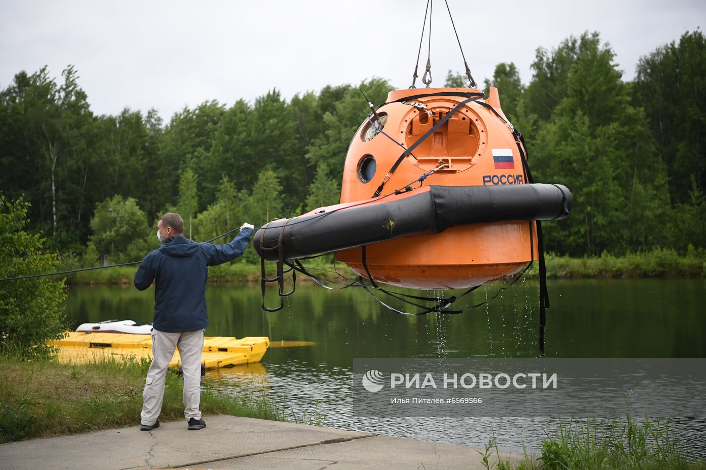 Тренировка экипажа МКС-69 по действиям после посадки спускаемого аппарата на водную поверхность