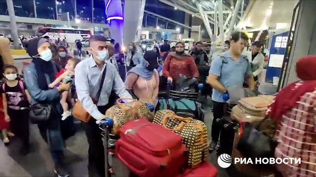 Эвакуированные из сектора Газа граждане России, Украины и Казахстана в аэропорту Каира