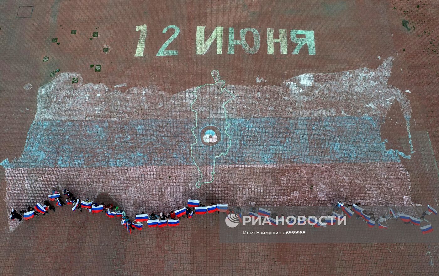 Нарисованная на асфальте 25-ти метровая карта России