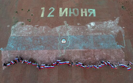 Нарисованная на асфальте 25-ти метровая карта России