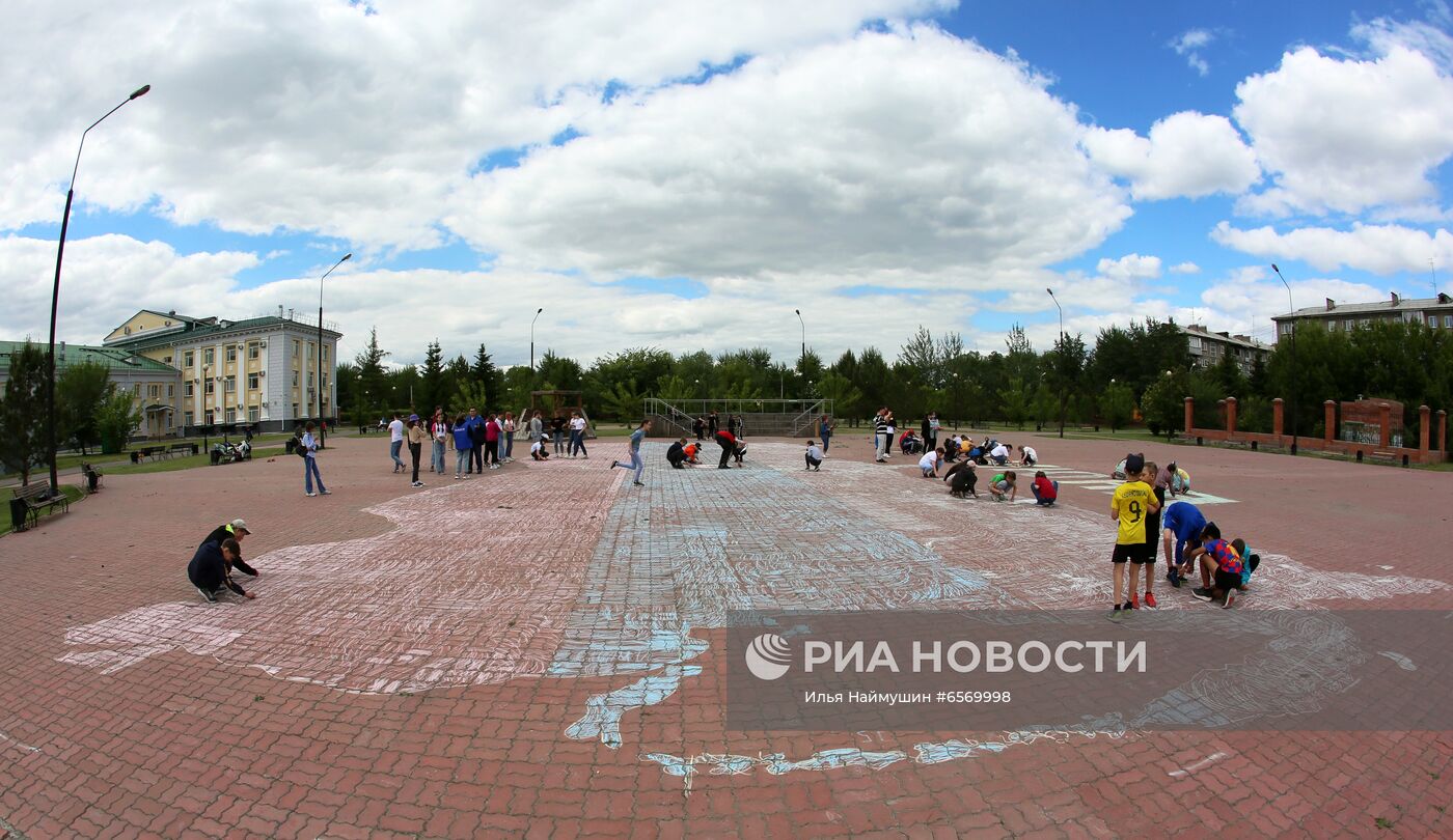 Нарисованная на асфальте 25-ти метровая карта России