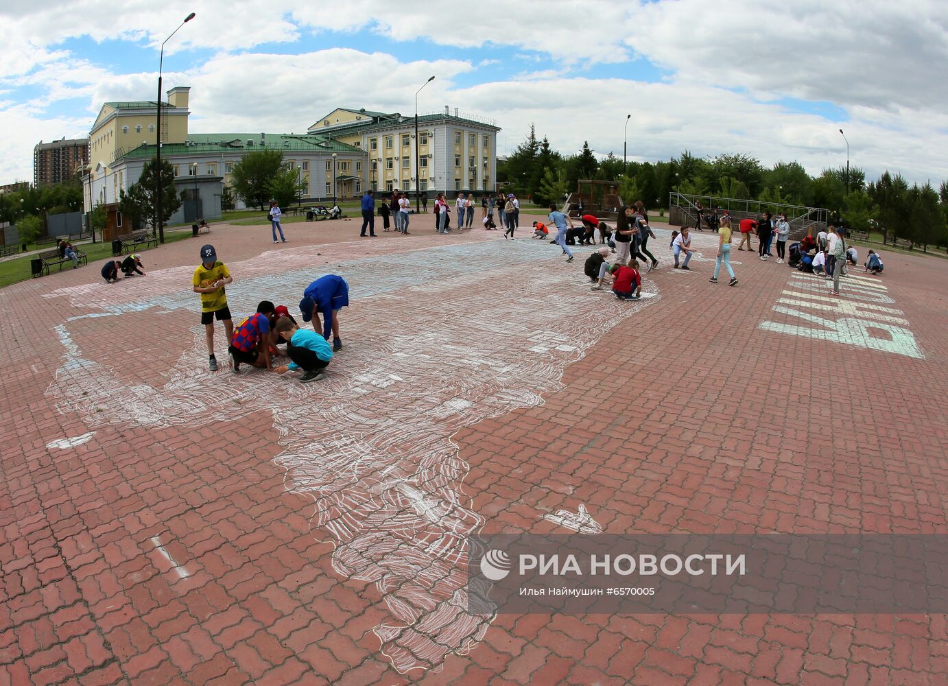 Нарисованная на асфальте 25-ти метровая карта России