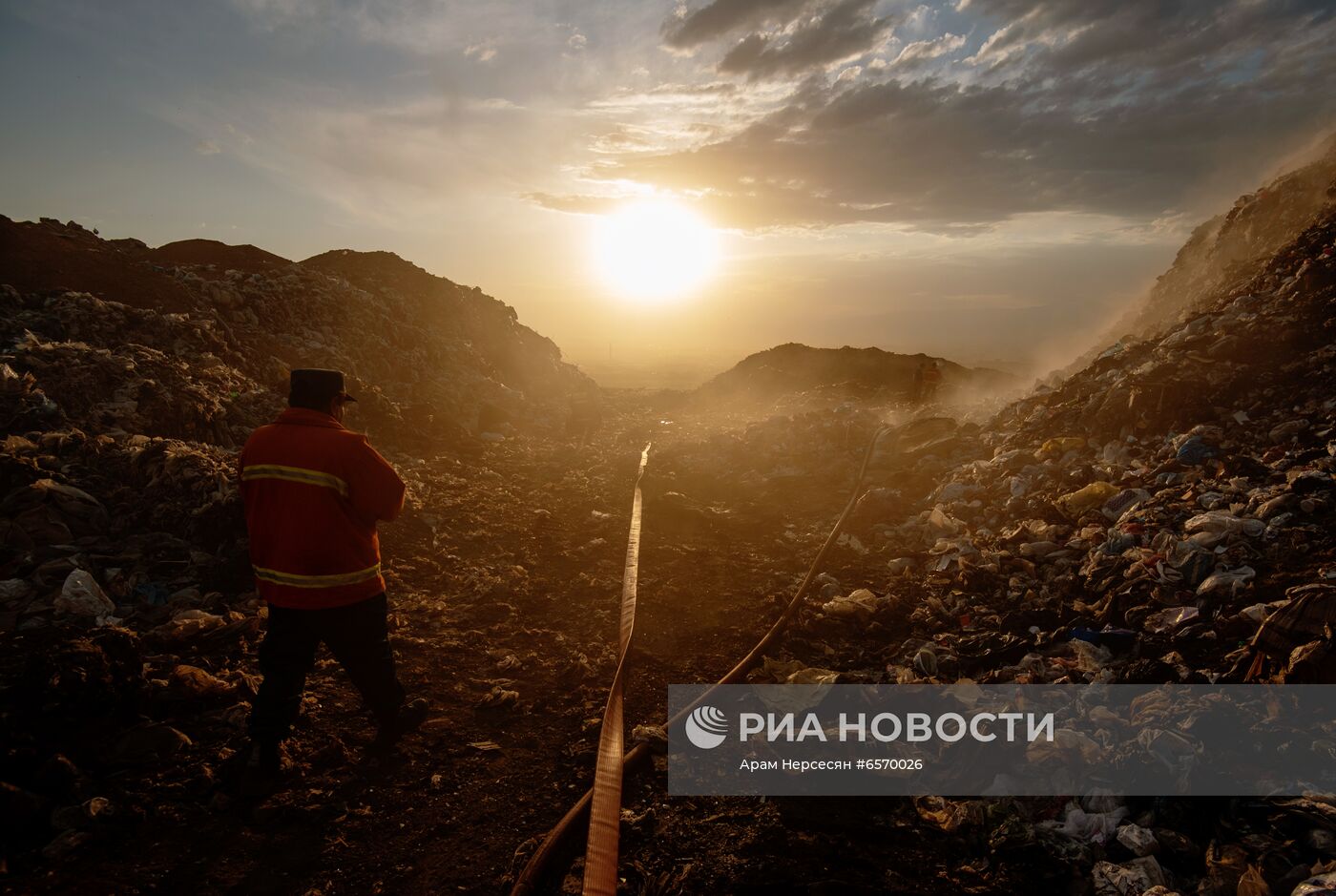 Работы по тушению пожара на мусорной свалке в Ереване