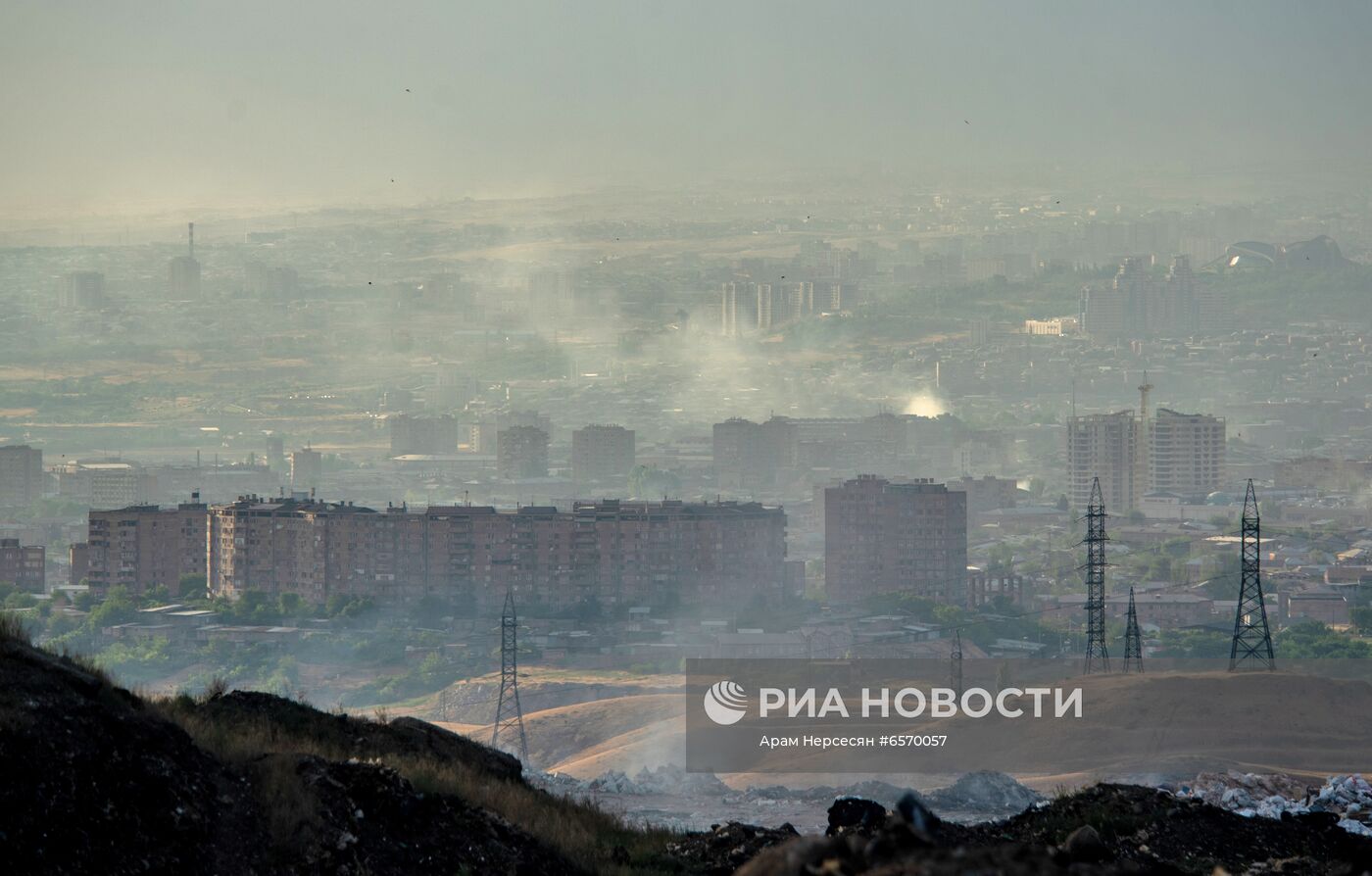 Работы по тушению пожара на мусорной свалке в Ереване