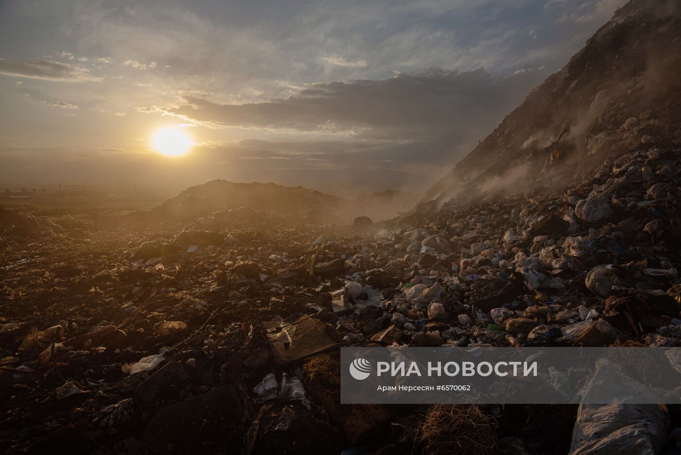 Работы по тушению пожара на мусорной свалке в Ереване