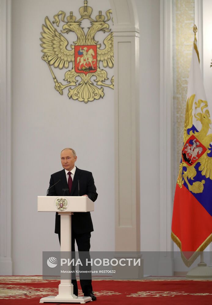 Вручение государственных премий и золотых медалей "Героя Труда РФ" президентом РФ В. Путиным в Кремле