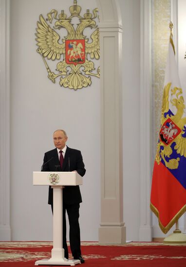 Вручение государственных премий и золотых медалей "Героя Труда РФ" президентом РФ В. Путиным в Кремле