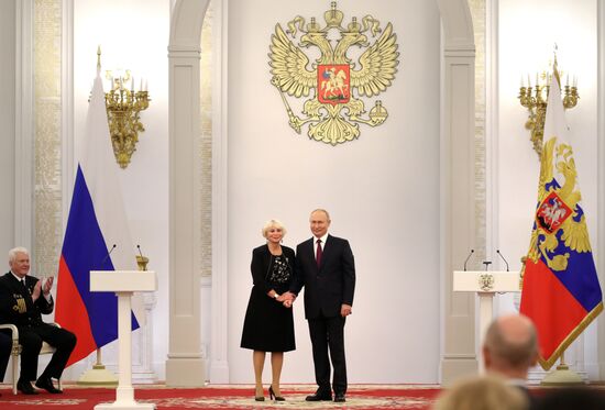 Вручение государственных премий и золотых медалей "Героя Труда РФ" президентом РФ В. Путиным в Кремле